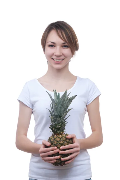 Lächelndes Mädchen mit Ananas zeigt ok — Stockfoto