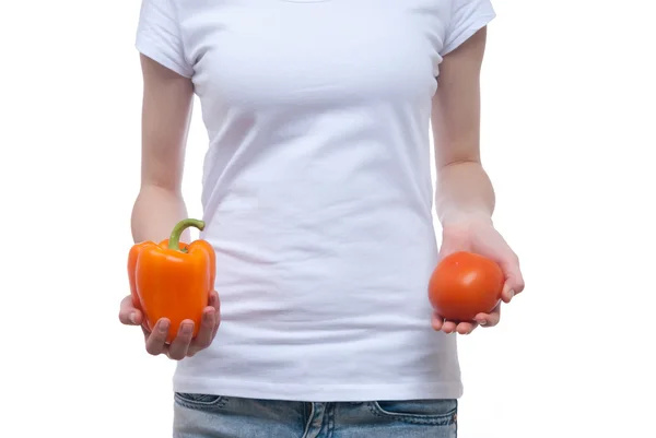 Mädchenkörper mit Paprika und Tomate in den Händen — Stockfoto