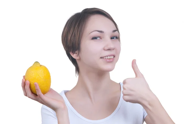 Vrij jong meisje met gele citroen weergegeven: ok — Stockfoto