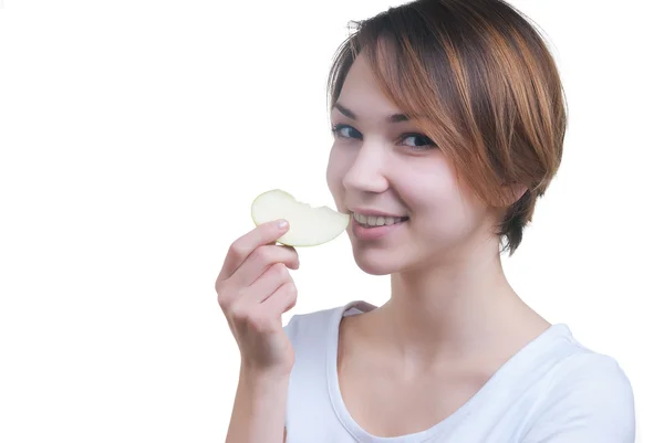 Jolie jeune fille avec un morceau de pomme verte — Photo