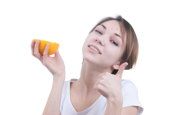 Flicka med hälften av grapefrukt — Stockfoto