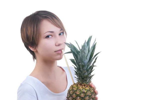 Flicka drycker juice från ananas — Stockfoto