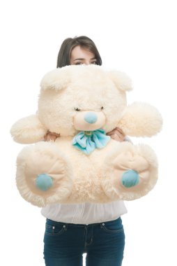 genç kız büyük bir oyuncak ayı holding