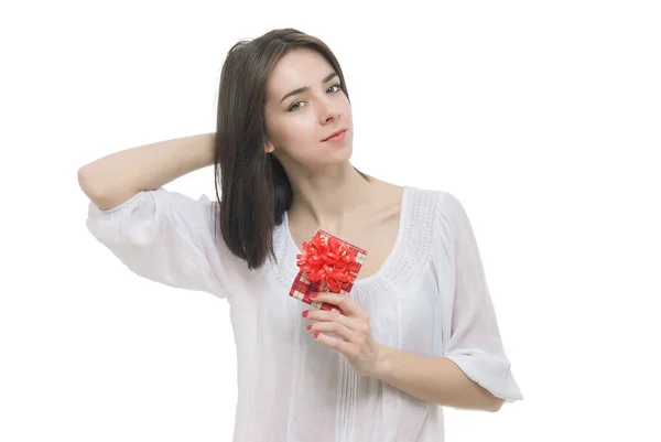 Mujer joven retrato celebrar regalo — Foto de Stock