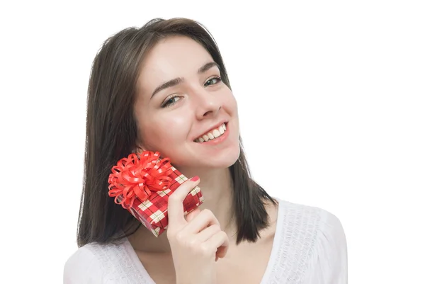 Молодая женщина портрет держать подарок — стоковое фото
