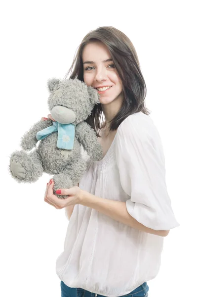 Menina jovem segurando pequeno urso de pelúcia cinza — Fotografia de Stock