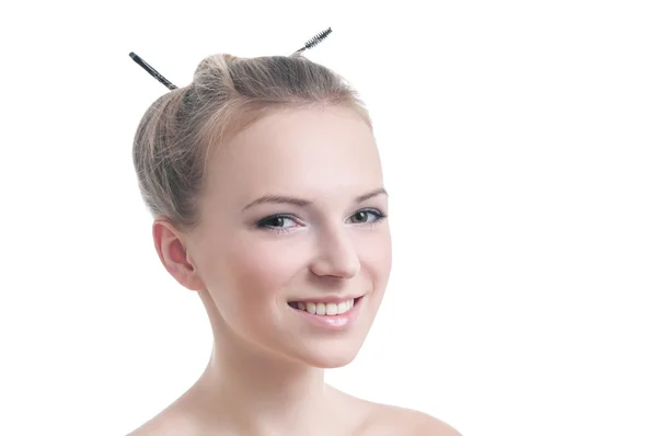 Flicka med makeup penslar i hennes hår. — Stockfoto