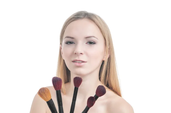 Schönheitsfoto von Mädchen mit fünf Make-up-Pinseln. — Stockfoto