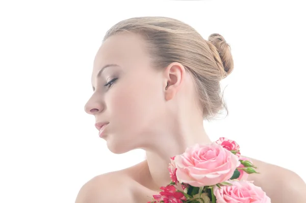 Retrato de beleza da menina com buquê de rosas — Fotografia de Stock