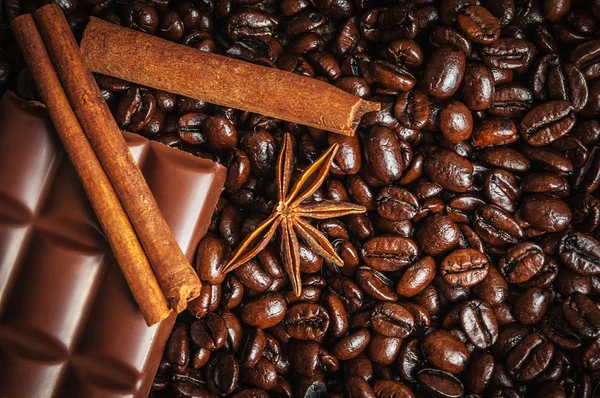 Baharat ve chocolaete üzerinde kahve çekirdekleri — Stok fotoğraf