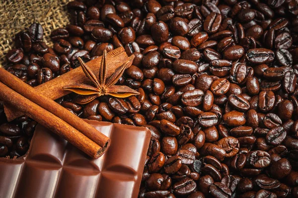 香辛料和 chocolaete 上咖啡豆 — 图库照片