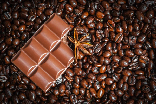 Yıldız anason ve chocolaete üzerinde kahve çekirdekleri — Stok fotoğraf