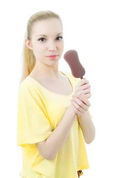 Девушка с мороженым — стоковое фото