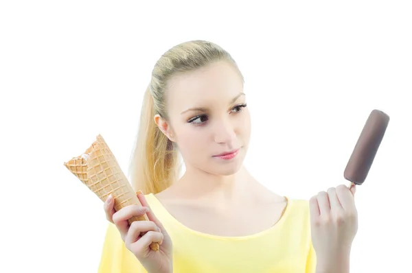 Dívka volba mezi plombir a kužel zmrzliny — Stock fotografie