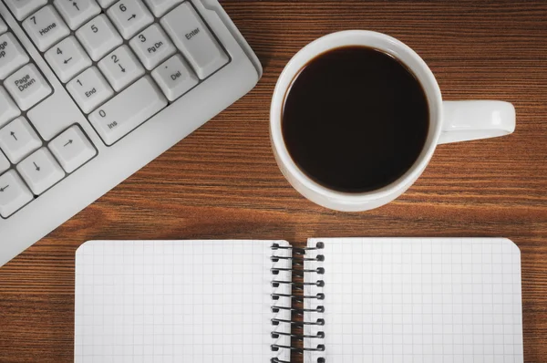 Blank notepad, keyboard and coffee cup — Stock Photo, Image