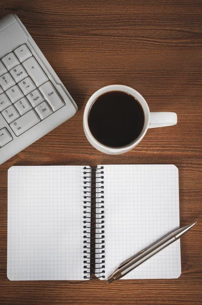 Blank notepad, keyboard, pen and coffee cup — Stock Photo, Image