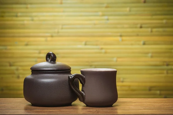 fincan ve çanak bambu zemin üzerine