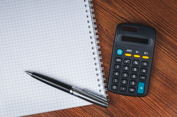 Shopping list with calculator — Stock Photo, Image