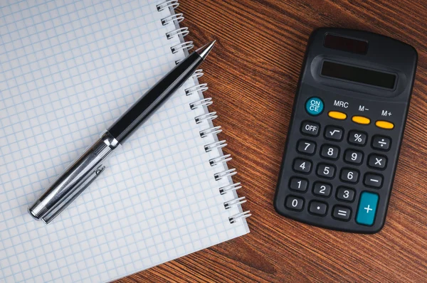 Shopping list with calculator — Stock Photo, Image