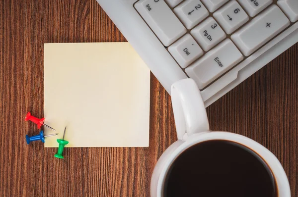 Tasse Kaffee, Aufkleber und Tastatur — Stockfoto