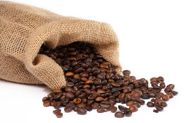 Säckchen mit verstreuten Kaffeebohnen — Stockfoto