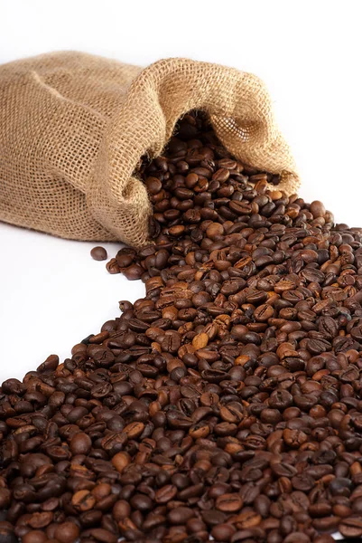 Säckchen mit verstreuten Kaffeebohnen — Stockfoto