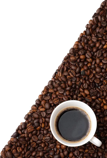 Tasse auf Kaffeebohnen — Stockfoto