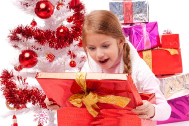 Noel hediyesi beyaz suni Noel ağaçları yanında açılış kız
