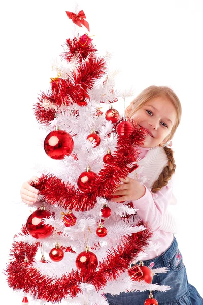 Menina abraça uma árvore de Natal artificial branco — Fotografia de Stock