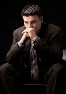 kanepede oturan genç işadamı