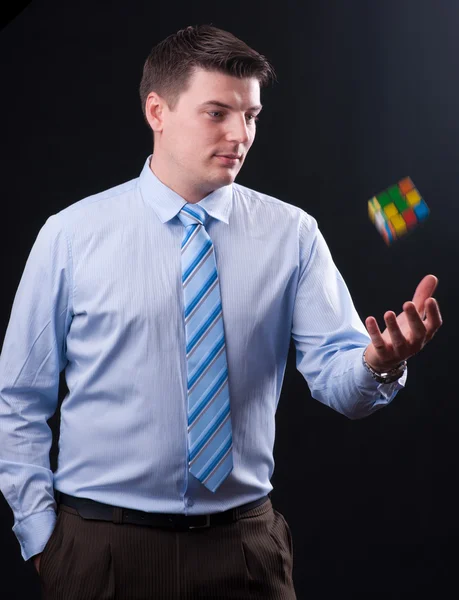 Giovane uomo d'affari con un cubo di Rubik — Foto Stock