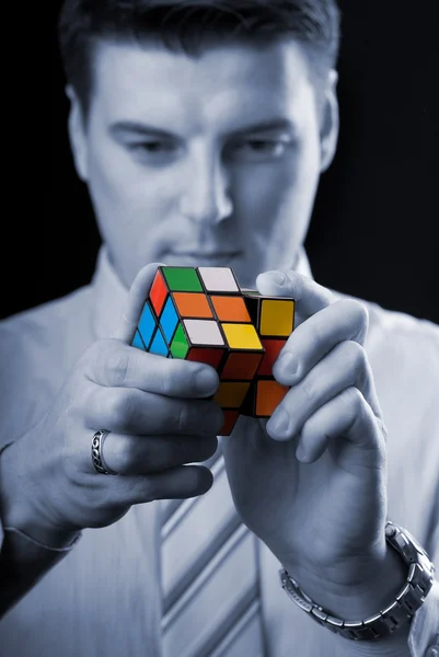 Pengusaha muda dengan Kubus Rubik — Stok Foto