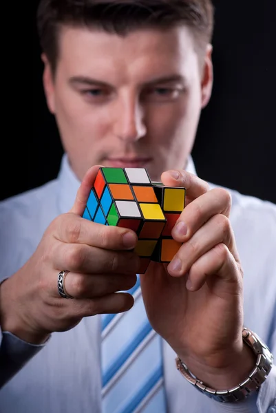 Jovem empresário com cubo de Rubik — Fotografia de Stock