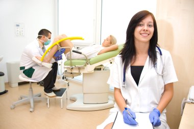 Jinekolog bir hastayı muayene ediyor.