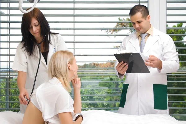 L'infirmière stéthoscope examine un patient — Photo