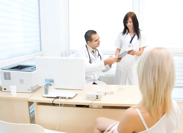 Médico e enfermeiro conversando com o paciente — Fotografia de Stock