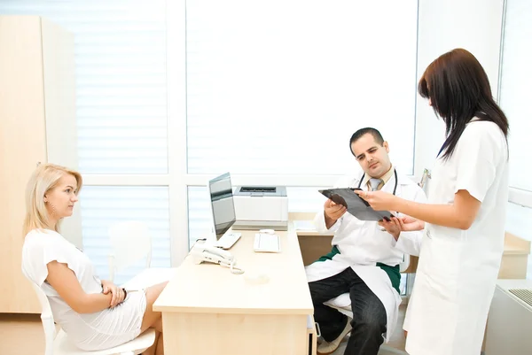 The doctor and the nurse looks at the findings — Stock Photo, Image