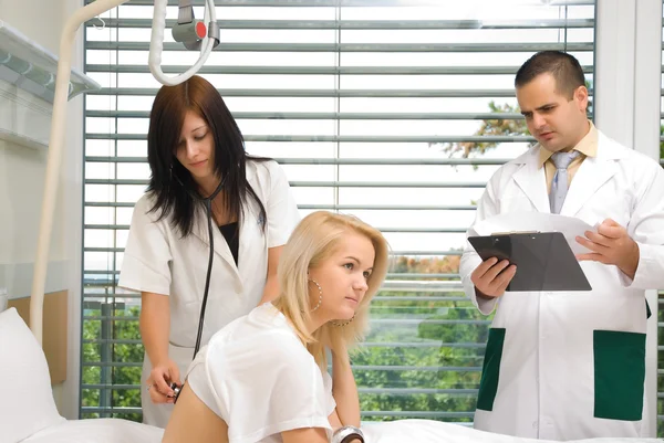 Das Stethoskop der Krankenschwester untersucht eine Patientin — Stockfoto