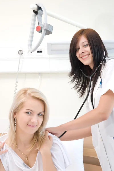 The nurse stethoscope listens to the patient — Stock Photo, Image