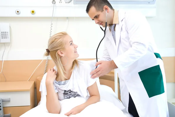 The doctor listens to a stethoscope to the patient — Stock Photo, Image