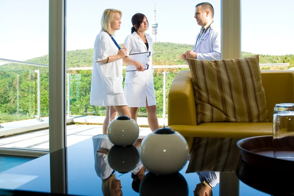 A doctor and nurses talking — Stock Photo, Image