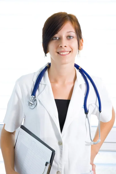 Mladá zdravotní sestra v rukou složky — Stock fotografie