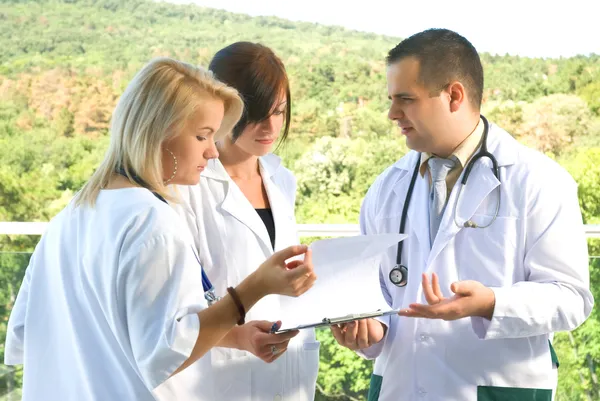 Doktorlar ve hemşireler konuşurken — Stok fotoğraf