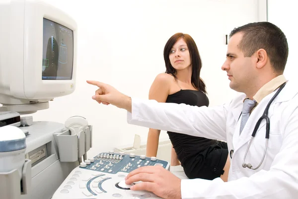 Doctor shows the results of the ultrasound — Stock Photo, Image