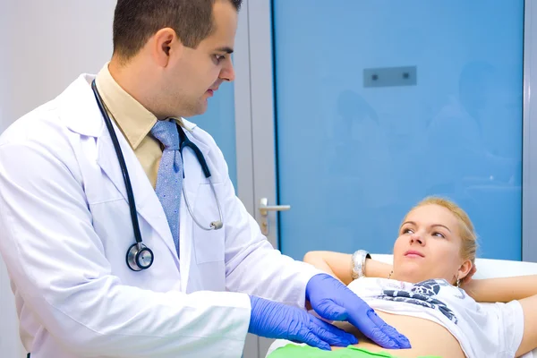 Arzt untersucht Bauch einer Patientin — Stockfoto