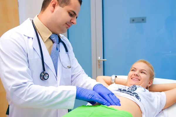 Doktor hastanın karnına ele alıyor. — Stok fotoğraf