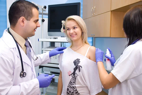 iki doktor hasta incelenmesi