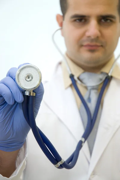 Doktor ukazuje stetoskop — Stock fotografie