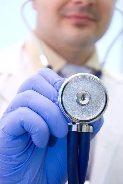 Arts toont een stethoscoop — Stockfoto