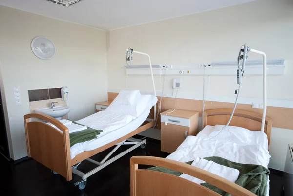 Інтер'єр нової порожньої лікарняної кімнати повністю обладнаний — стокове фото